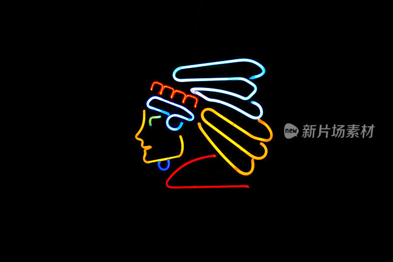 Vintage Neon Sign: Native American(黑色背景，拷贝空间)